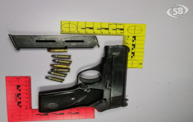 In casa con pistola e munizioni. Blitz della Mobile: arrestato 28enne