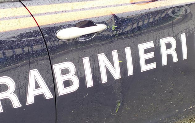 Lite in un condominio, 32enne minaccia anche i carabinieri e danneggia l'auto di servizio con la zappa: arrestato