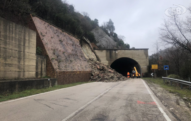 Maltempo, crolla un muro lungo la Statale 90 /VIDEO