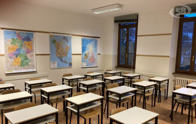 Le medie lunedì, superiori il 1° febbraio: De Luca riapre le scuole