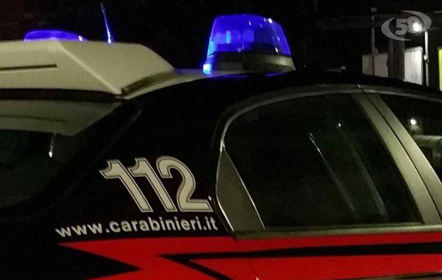 Minacce, persecuzioni, maltrattamenti ai danni della moglie e una pistola occultata in un vaso: arrestato operaio