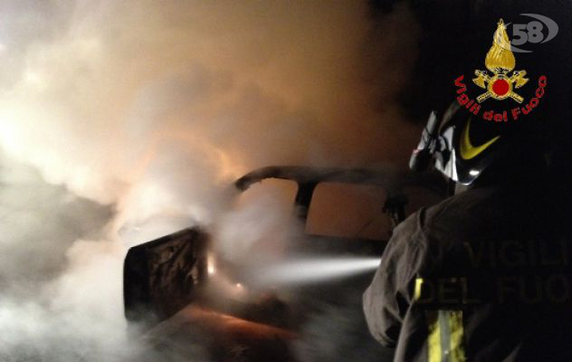 Avellino, auto in fiamme all'alba. Pronto l'intervento dei Vigili del Fuoco