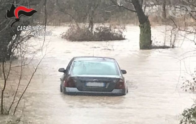 75enne percorre una strada di campagna e resta bloccata: salvata dai Carabinieri