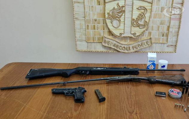 In casa con armi e munizioni illegali, operaio 37enne in manette