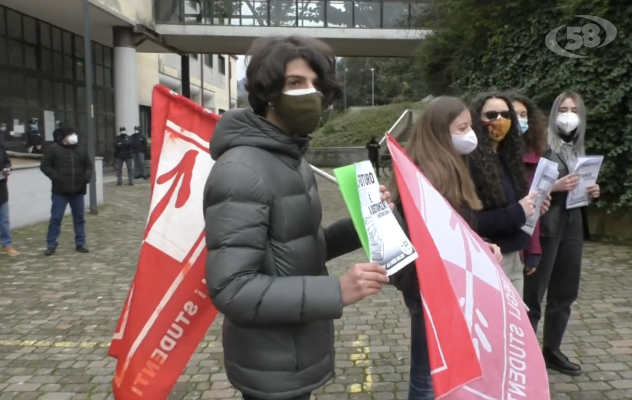 Superiori, sit-in degli studenti: ''Basta Dad''. Ma il sindaco frena: ''Prima lo screening''