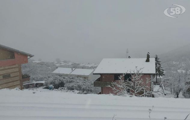 Maltempo, ecco la neve anche a bassa quota. Strade e tetti imbiancati