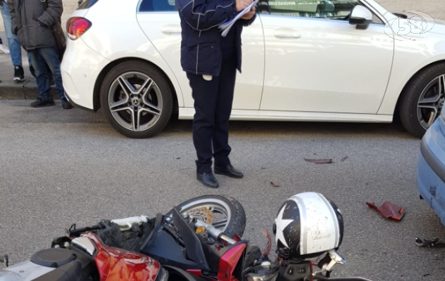 Scontro tra una moto e una Fiat Punto: due giovani in ospedale