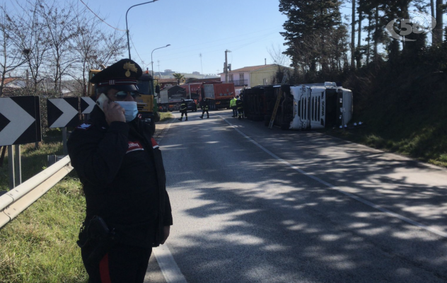 Tir carico di pasta si ribalta al bivio di Villanova