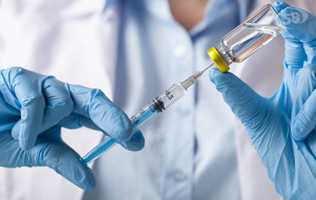 Vaccini, al via le adesioni per forze dell'ordine e Università