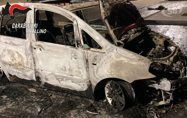 Auto in fiamme a Taurano