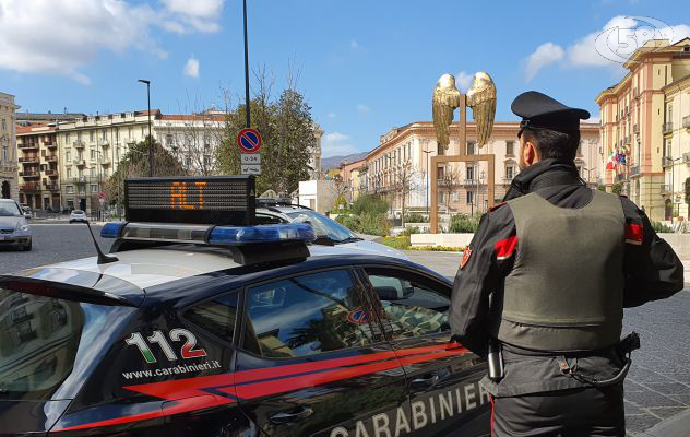 Senza patente e in possesso di hashish, ventenne denunciato