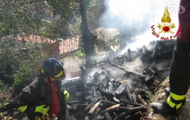 Santa Paolina, deposito agricolo in fiamme. Vigili a lavoro per tre ore