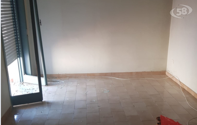 Fa irruzione in una casa con il bimbo di un anno e il marito: nei guai 46enne