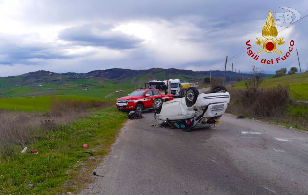 Sbanda e si ribalta con l'auto, ragazza di 20 anni in ospedale