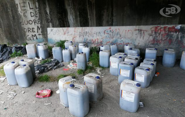 Abbandona 38 fusti di plastica sotto il viadotto, individuato e sanzionato
