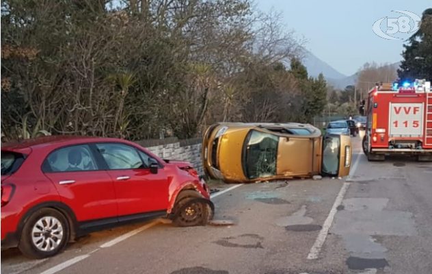 Scontro tra due auto, Citroen si ribalta: 52enne in ospedale