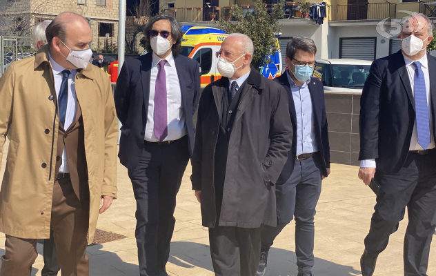 De Luca visita a sorpresa il centro vaccinale di Mugnano