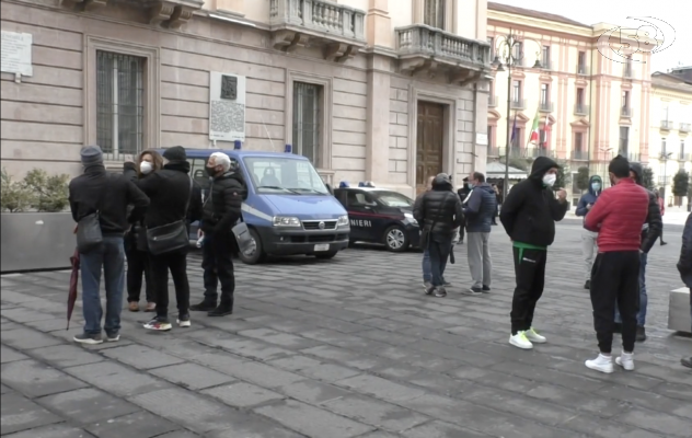 ''Non ce la facciamo più, bisogna riaprire'': esercenti in piazza