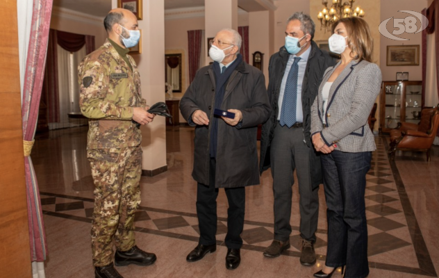 Presidio vaccinale alla Caserma Berardi, De Luca  in visita con Petracca: bella sinergia tra Esercito ed Asl