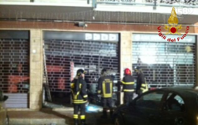 Avellino, esplosione in un bar: danneggiate alcune auto