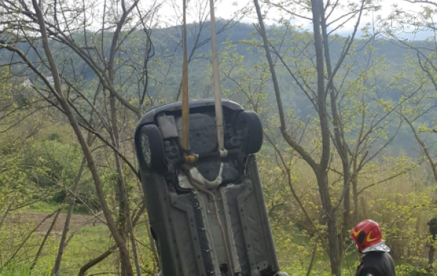 Spaventoso incidente, auto nella scarpata: mamma e figlio salvi