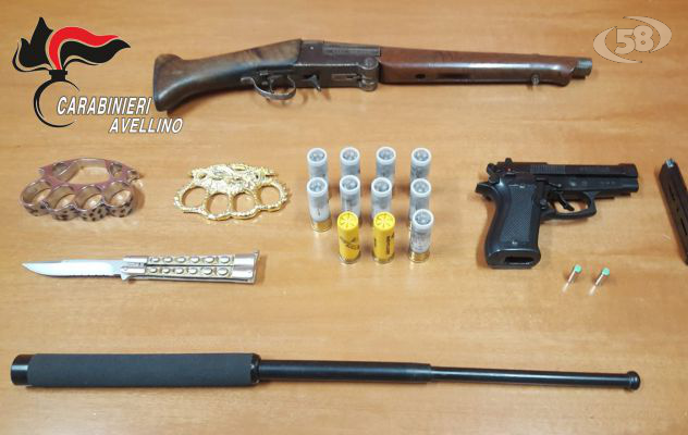 Armi, munizioni, 50 cellulari: un arresto e tre denunce