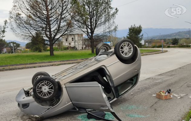 Paura in città. Auto si ribalta, 43enne illeso