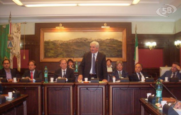 COMUNE DI ARIANO, E' CRISI: SFIDUCIA PER MAINIERO, FIRMANO 12 CONSIGLIERI. L'OMBRA DEL COMMISSARIO, POI IL VOTO