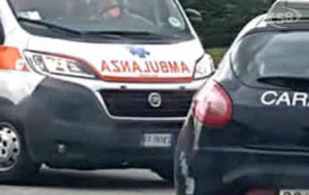 Violento impatto contro con un’auto parcheggiata: feriti un 25enne e una 21enne