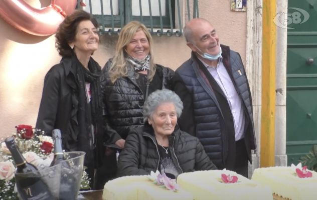  Sant'Angelo All'Esca festeggia i 100 anni di Vincenza: "Sono la nonna di tutti" /VIDEO