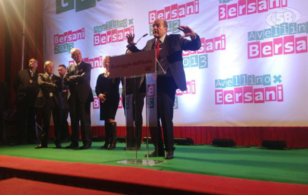 Bersani tra contestazioni e applausi. Stretta di mano con Mancino. Rissa sfiorata con gli operai Irisbus: ecco il video