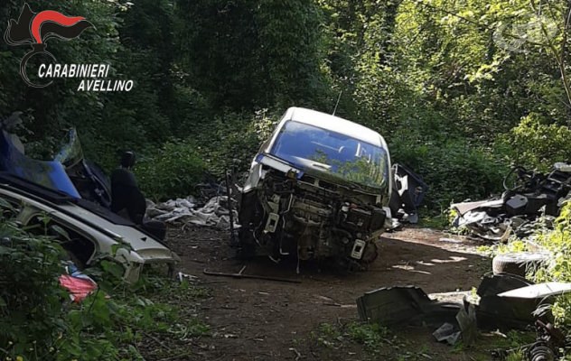 18enne sorpreso nel bosco mentre smonta una Panda rubata: i carabinieri scoprono un’officina clandestina