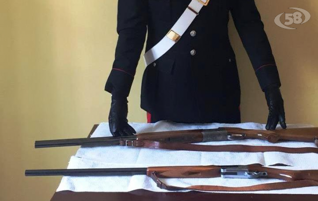 Invadono campi con i mezzi e minacciano 53enne, scattano denunce e il sequestro dei fucili