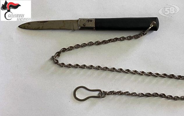 In auto con un coltello a serramanico, 31enne nei guai