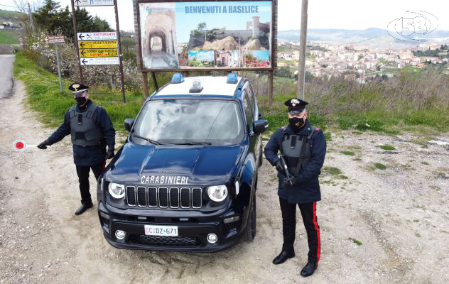 Falsifica assegni e truffa due anziani, preso 44enne