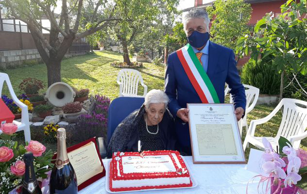 Sturno in festa: nonna Olimpia spegne 100 candeline