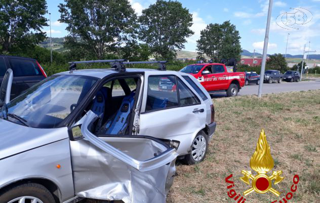 Flumeri, impatto tra auto: anziano incastrato nell'abitacolo