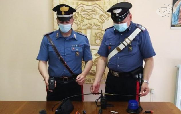 Fuggono su un'auto rubata con lampeggiante, inseguiti nella notte: acciuffati anche una 43enne e 41enne irpini 