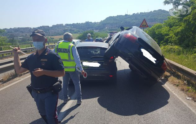 Incidente stradale tra due auto, si procede su una sola corsia