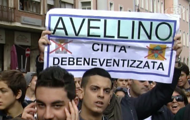 Avellino in piazza contro lo ''scippo'' del capoluogo: fumogeni, cori da stadio e politici nel mirino/Video