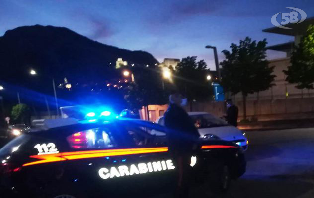 Tenta di aggredire la moglie cercando di far irruzione in casa: arrestato 38enne