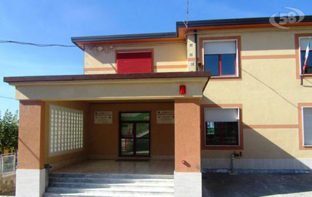 Casalbore, cade materiale dal soffitto: colpita una professoressa. Scuola chiusa per due giorni