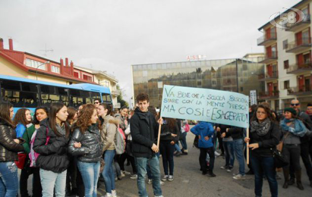 Ariano, termosifoni spenti negli istituti superiori: gli studenti protestano ''in coperta''/Video