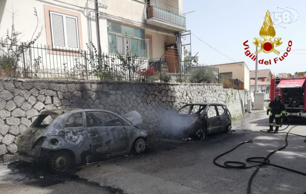 Due auto in fiamme ad Ariano, intervengono i caschi rossi