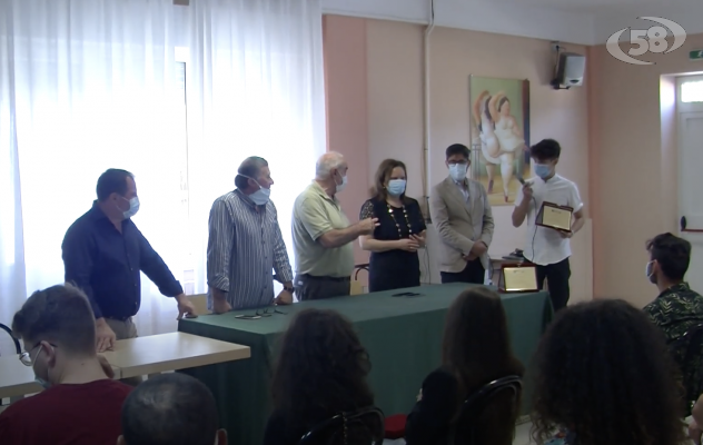 Il “De Gruttola” premia chi si è diplomato con il massimo dei voti/VIDEO