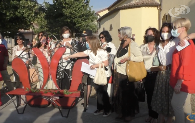 “In piedi, signori, davanti a una donna”: panchina rossa a Sant'Andrea di Conza