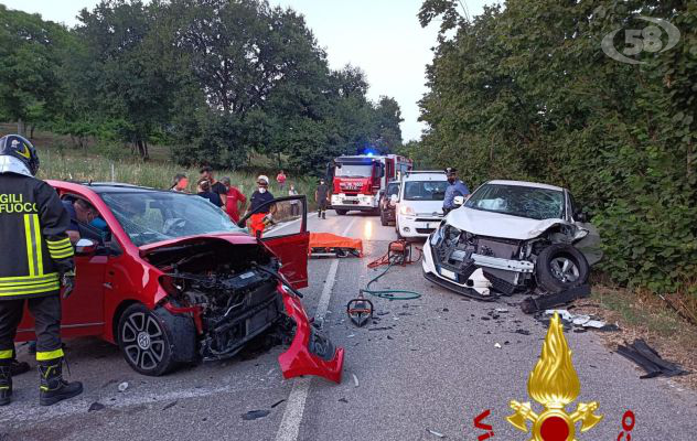 Violento impatto tra auto a Mirabella, due in ospedale 