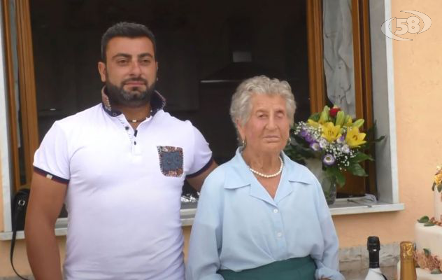 Sant'Angelo All'Esca in festa per i cento anni di nonna Virginia/VIDEO  