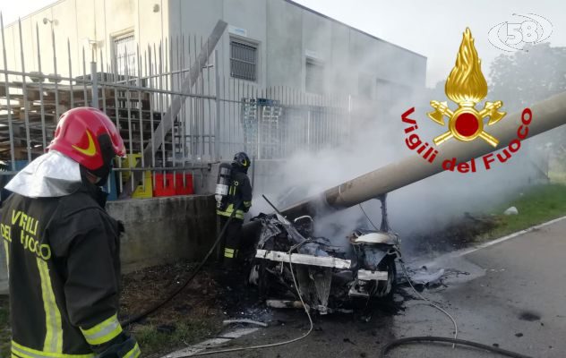 Finisce contro un palo e l'auto va a fuoco: giovane in ospedale