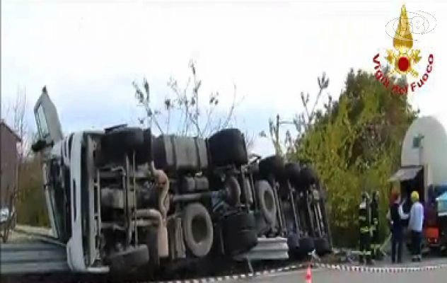 Vigili del fuoco, doppio intervento nella mattinata: due autocarri fuori strada/Video